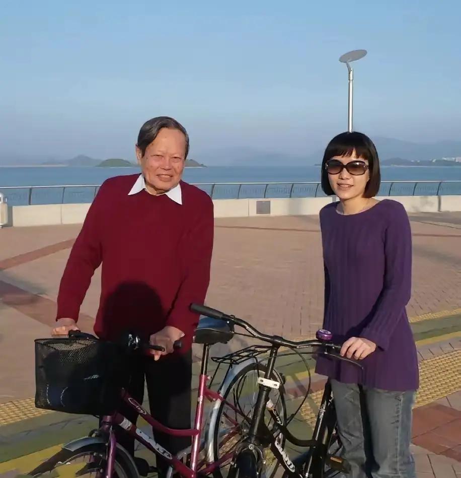 翁帆深情而感人的一幕杨振宁，翁帆 ，展现了翁帆对先生深厚的爱与陪伴。她用青春和生