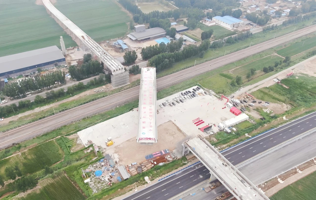 【衡德高速“马达链条式”转体桥成功跨越石德铁路】近日，衡德高速改扩建项目清凉店互
