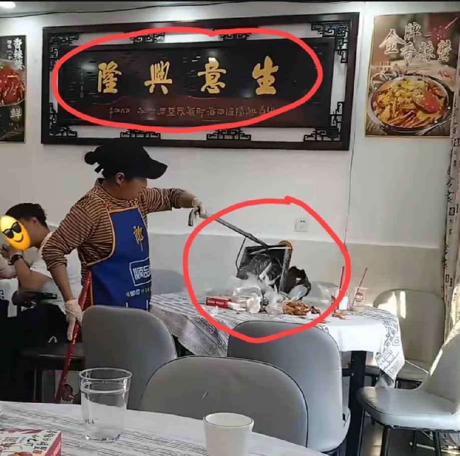 5月17日，云南昆明。一主打香辣小龙虾的餐厅内，发生了让人瞠目结舌的一幕……
视