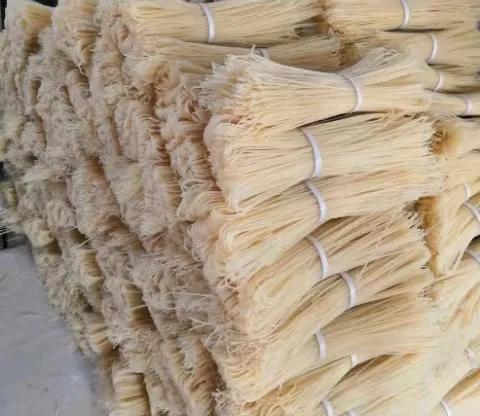 泡米粉,先放水还是先放米粉?当然是先放米粉，把要泡的米粉放进桶里，再倒入足够多的