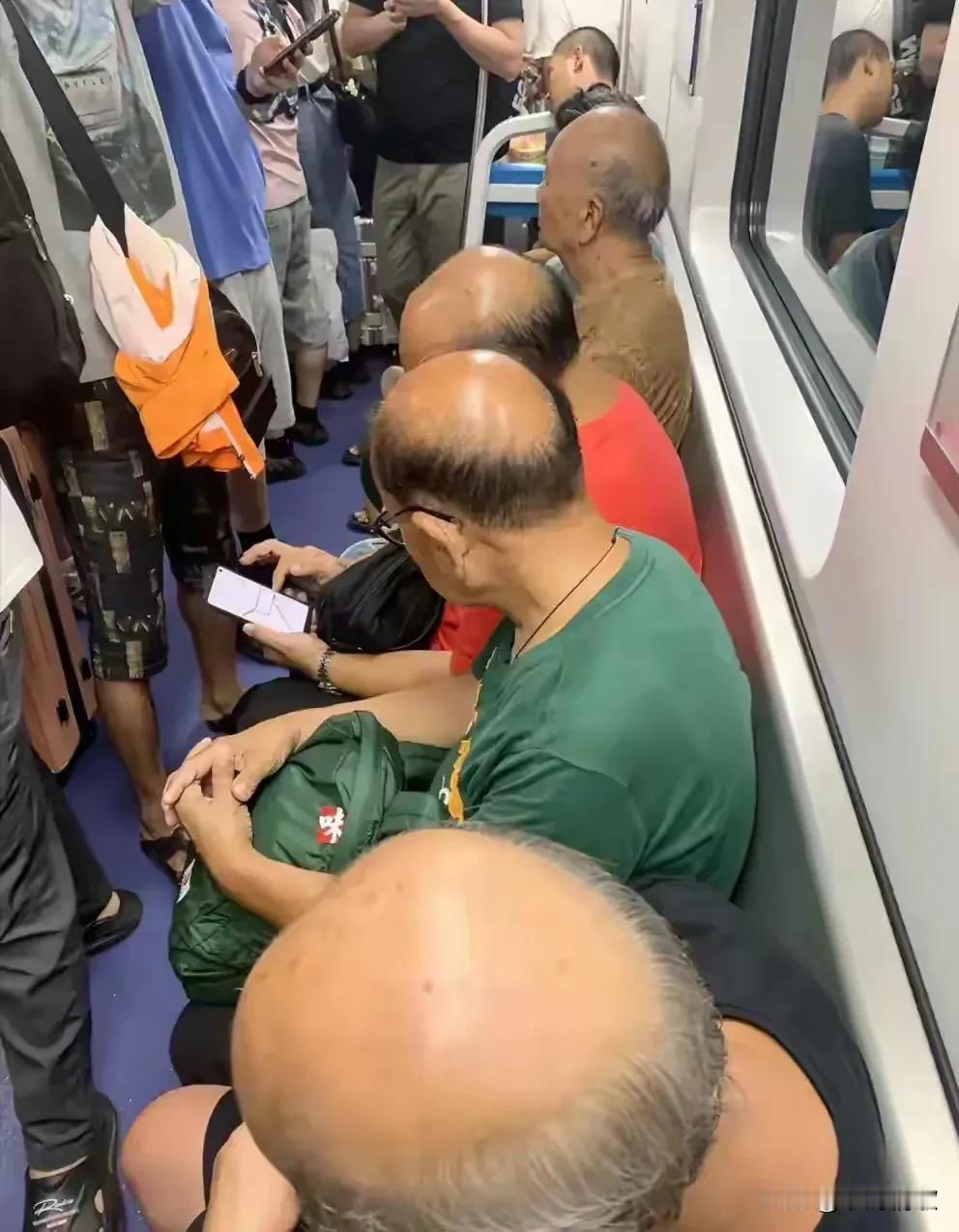 图片来源于网络。真是搞不懂，头发已经秃成这样了，还有必要留着吗？还不如干脆剃个光