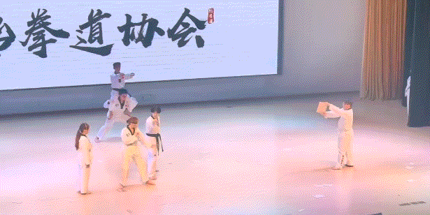 拿板那个一看就不专业 腿风都过来了  板怎么可能不断[抠鼻]