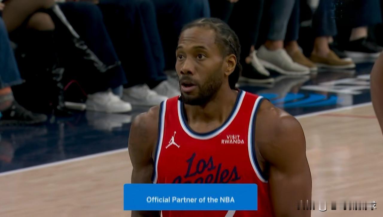 我强烈建议快船主帅泰伦-卢弃用伦纳德！在今天快船主场迎战76人的比赛中，目前双方