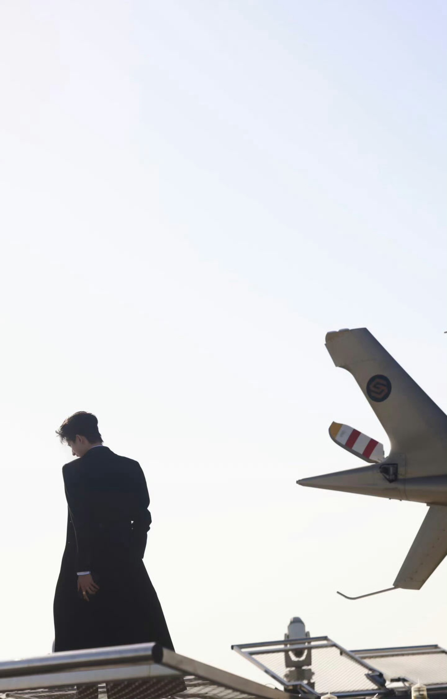 敖瑞鹏你小子帅成什么样了，谁家拍摄直接上直升机的，经费在疯狂🔥完全把豪门感都拍