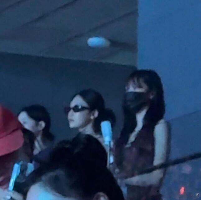 aespa三人看twice演唱会网友拍到aespa三位成员现身TWICE演唱会，