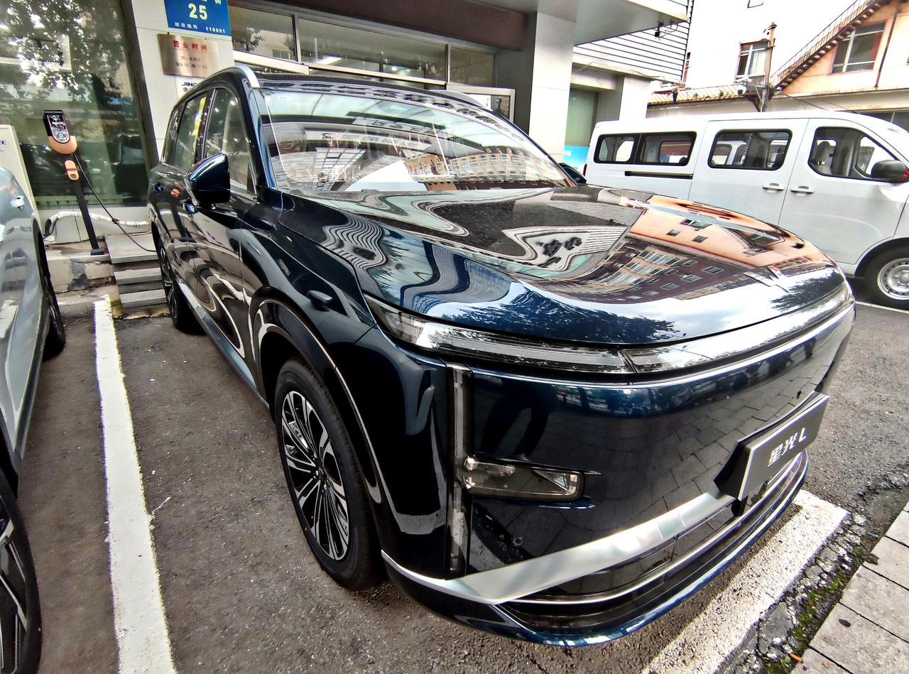 中大型家用SUV《星光L》
   上汽通用菱旗下，一款全新中大型插混六座家用SU