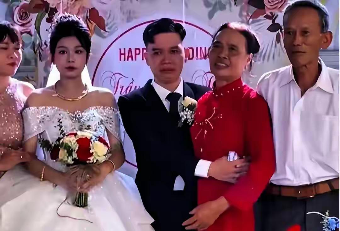新郎婚礼上抱母痛哭拒新娘，鼻涕抹婚纱被指妈宝男，新娘当场黑脸
 
婚礼本是喜气洋