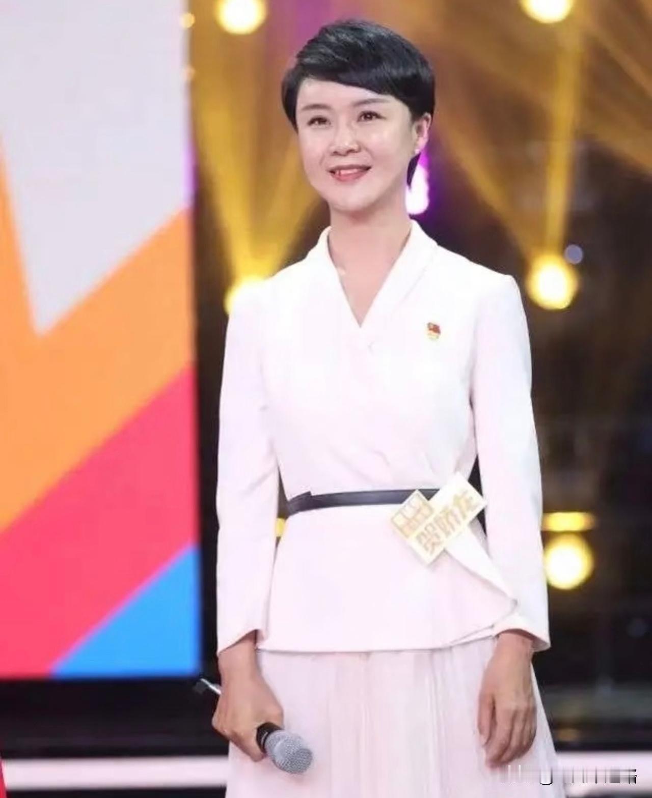 刚看到贺娇龙坠马的消息，
查了一下才发现，她这次受伤距离上次肋骨骨折还不到五年。