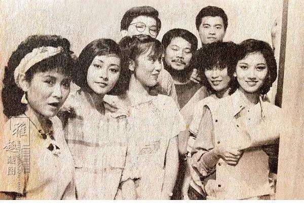 这张照片拍摄于1983年年末或84年年初，是演员们为TVB84年的开年重头戏《黄