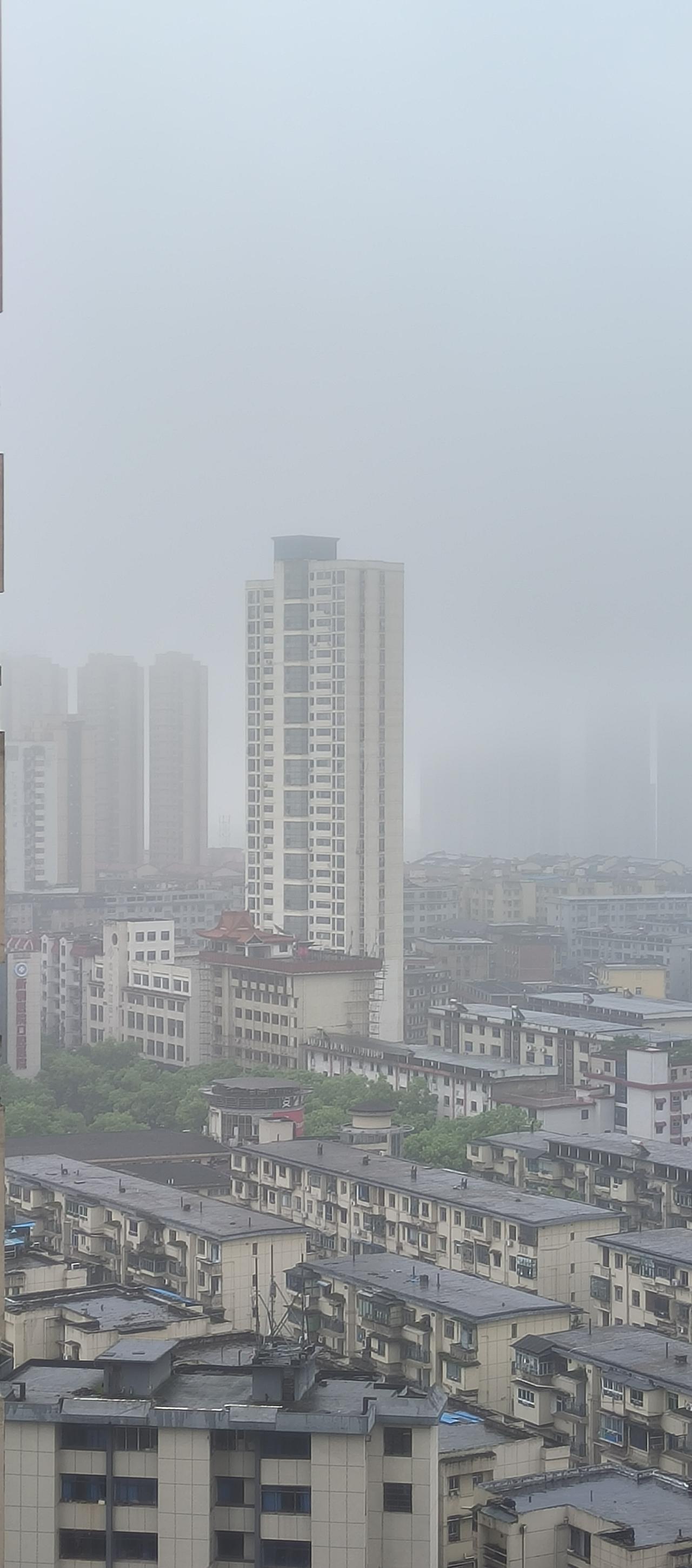 仙气瞟渺朦胧的小城景色
回南天，南方小城地气受春暖蒸腾，顿时形成白雾成团，楼台房