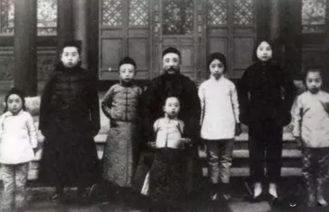 九一八事变的第二天，日军占领并掠夺张学良官邸大帅府。日军从大帅府搜出黄金八万条，
