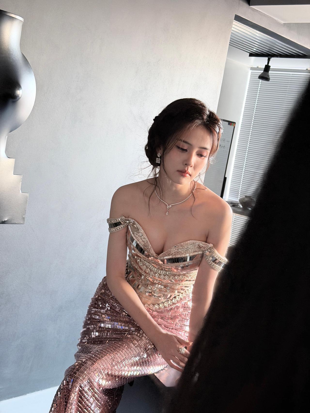 白鹿

亮片在肩线处起伏
像被月光揉碎的潮汐
猫蹲在楼梯的阴影里
数着你裙摆上的