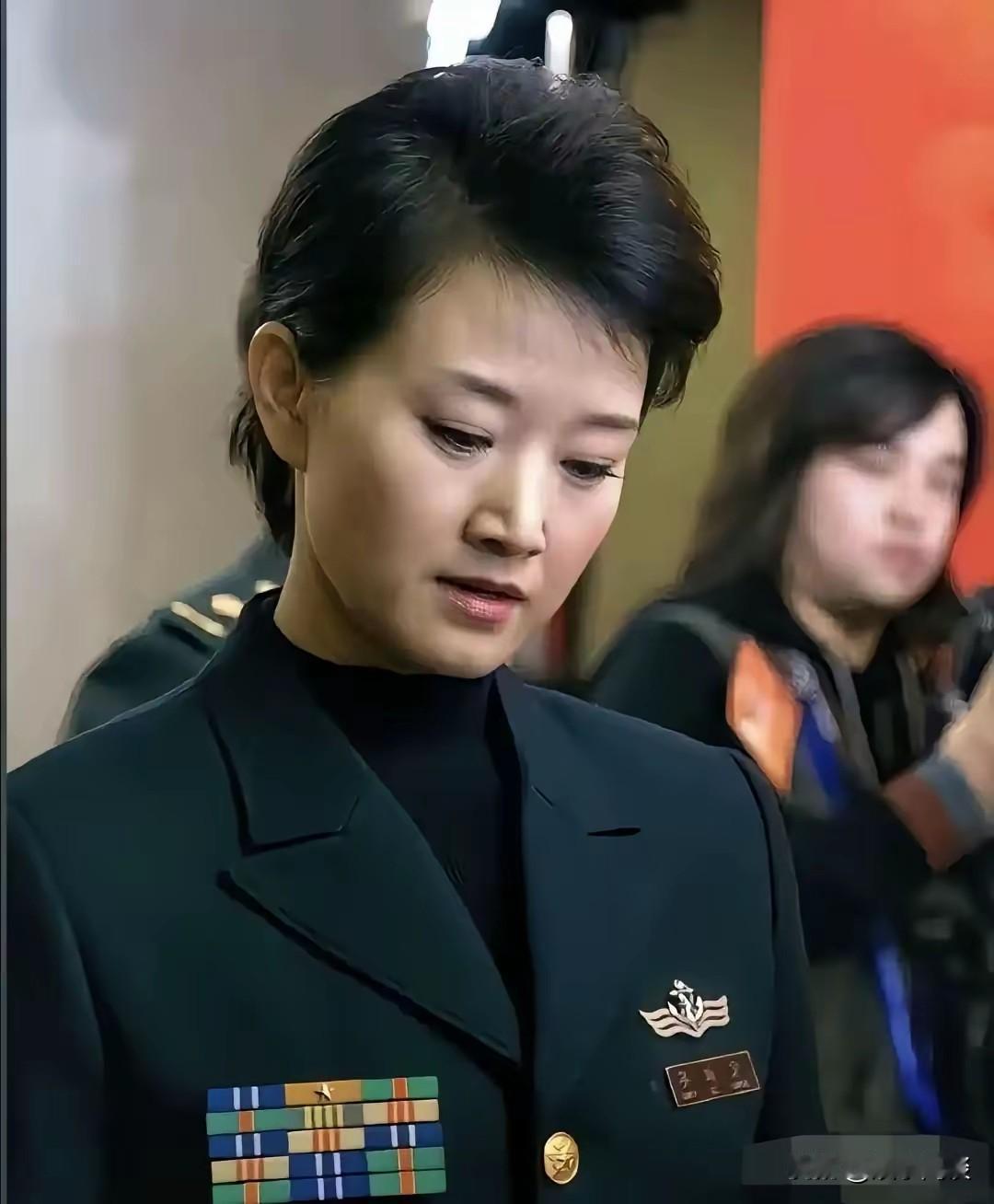 早年的她是一名歌唱家，现如今英姿飒爽，一身气度，真正诠释了什么叫巾帼不让须眉。