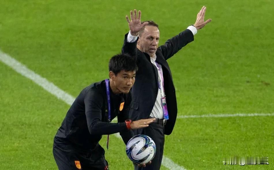 给国足大哥打个样，问一句，这是中国男足吗？比分2:0完胜，比赛各项数据占优，场面