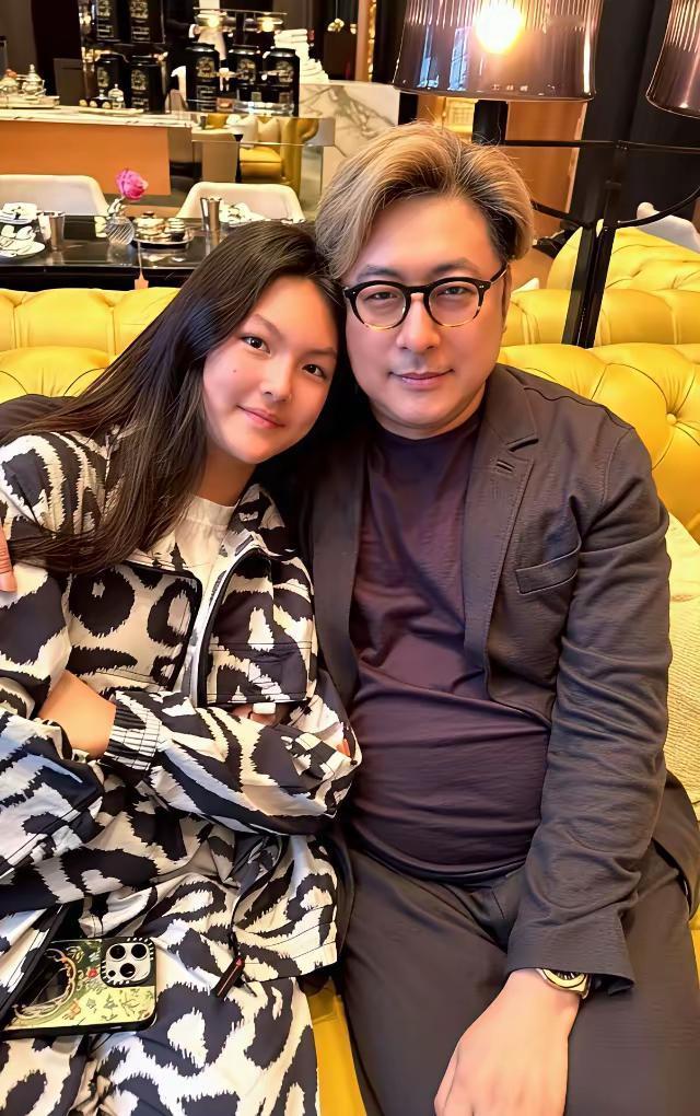 王诗龄总是跟李湘一块出行，觉得母女俩无论是长相，还是身材都挺像的。

直到看到王