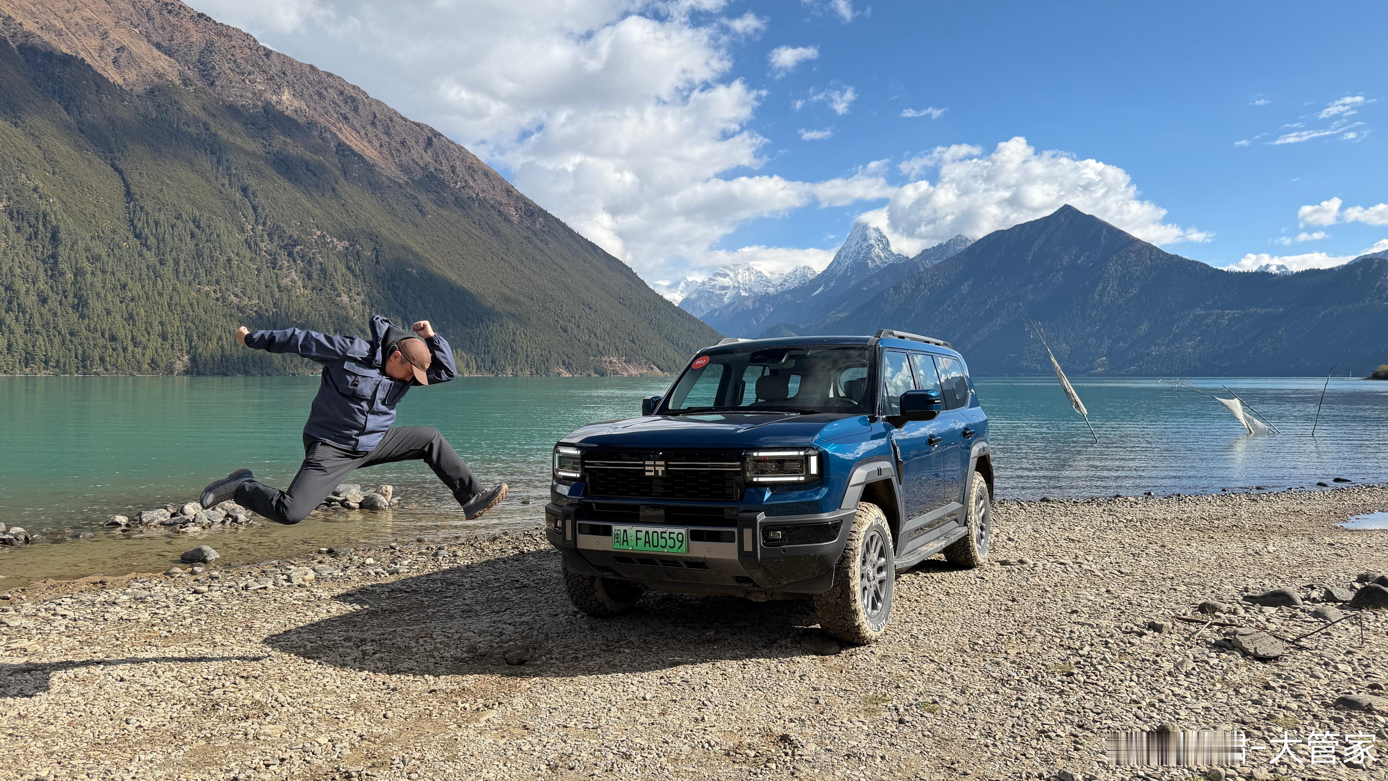 老师，您是此项运动的祖师爷，您给评判评判，这姿势、动作、高度，还算标准不？[偷笑