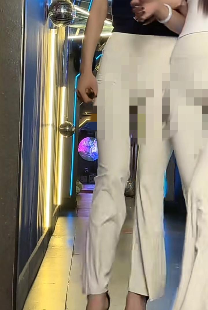 一哥们接了一个苦活，做喷砂塑胶件小的一个1元大的一个1.5元，一天下来小的能做1