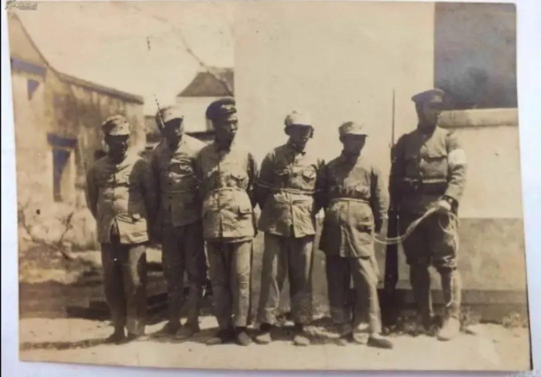1938年，几名国军被俘后，留下的一张老照片，事件应该发生在河北一带，从服装和步