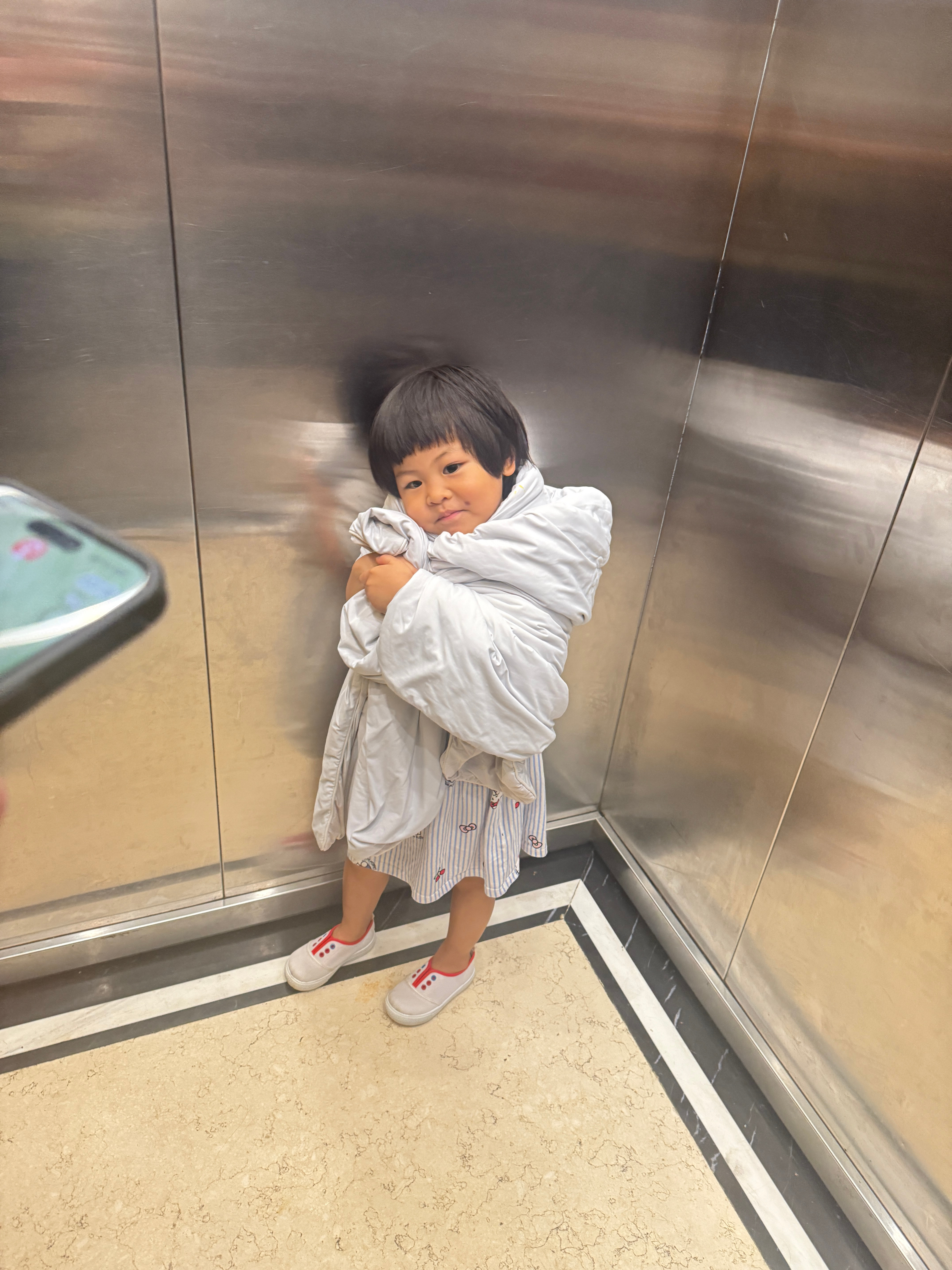 去超市球宝说带贝贝去吧，贝贝也试吃球宝现在对贝贝的情感再度升级了，讲故事的时候要