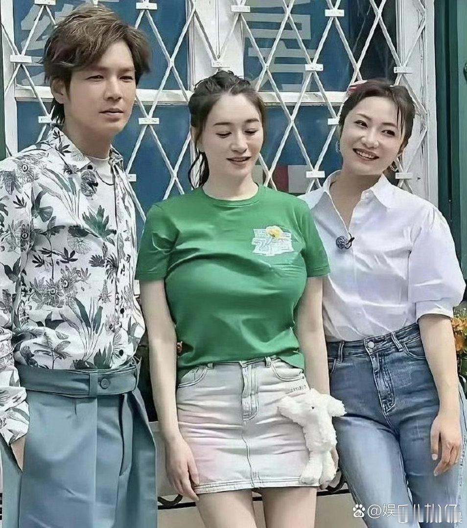 李小冉早期无修原图也太能打！颜值身材双在线，皮肤白皙气质出众，难怪能被苦追十年，