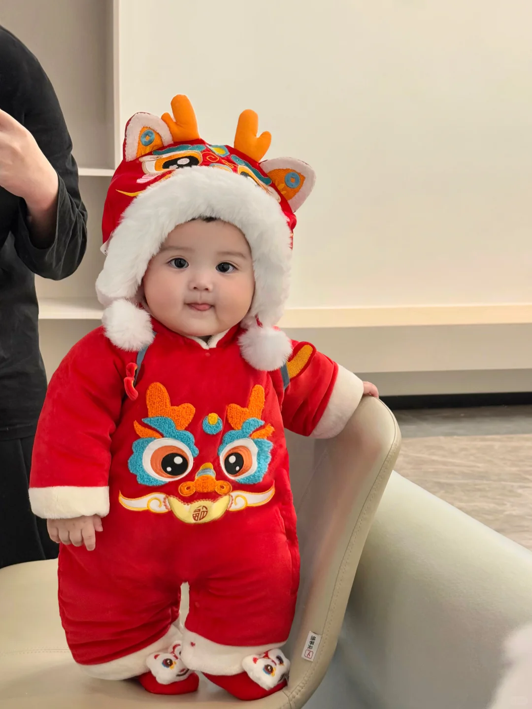 好喜欢我的胖宝宝，真像一个小手办呀～