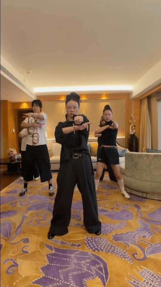 为什么全网都在唱技能五子棋喜人奇妙夜 越来越多的人唱技能五子棋了，从单依纯开始，