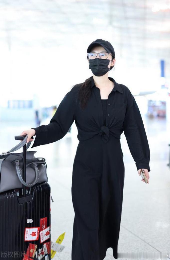 #徐冬冬机场素颜照##徐冬冬遮小腹#冬冬的机场照总是那么引人注目！这次的素颜和遮