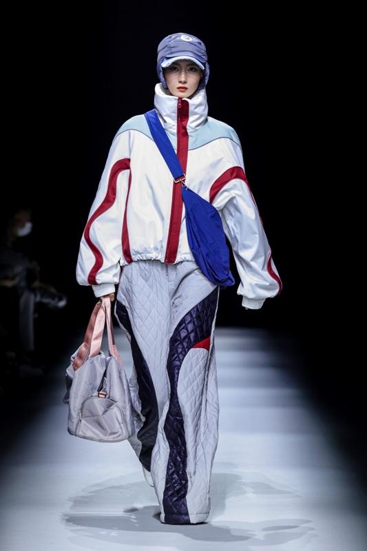 辰莔·刘伟霞 2026春季中国国际时装周"漠境未来"大秀，是一场跨越千年的时空对