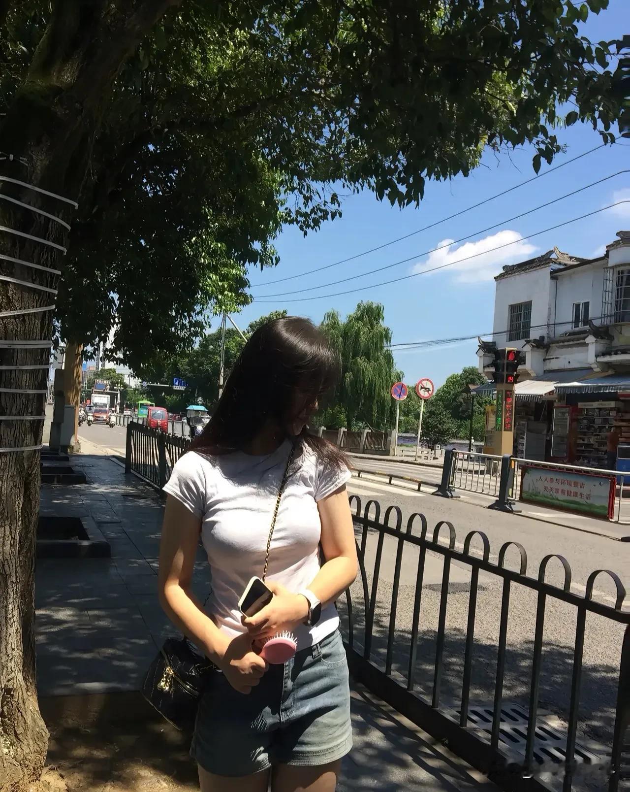 今天的太阳少女  
阳光洒肩，笑容点亮日常，  
不追光，自己就是光！  
每一