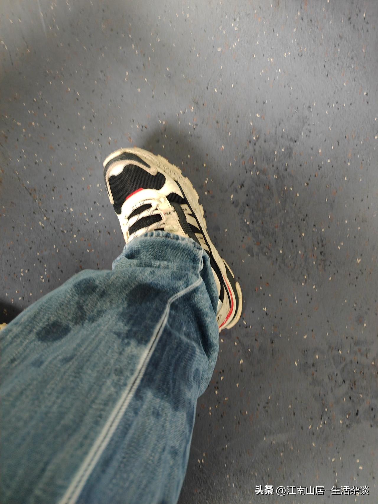刚才下小雨，我在路边等网约车。大部分车辆，都会往马路中间开。但是有一辆私家车，非