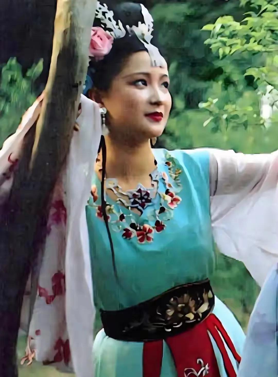 何晴唯一一个演过四大名著的女星，演的最好看的角色是哪个？
三国演义：小乔
红楼梦