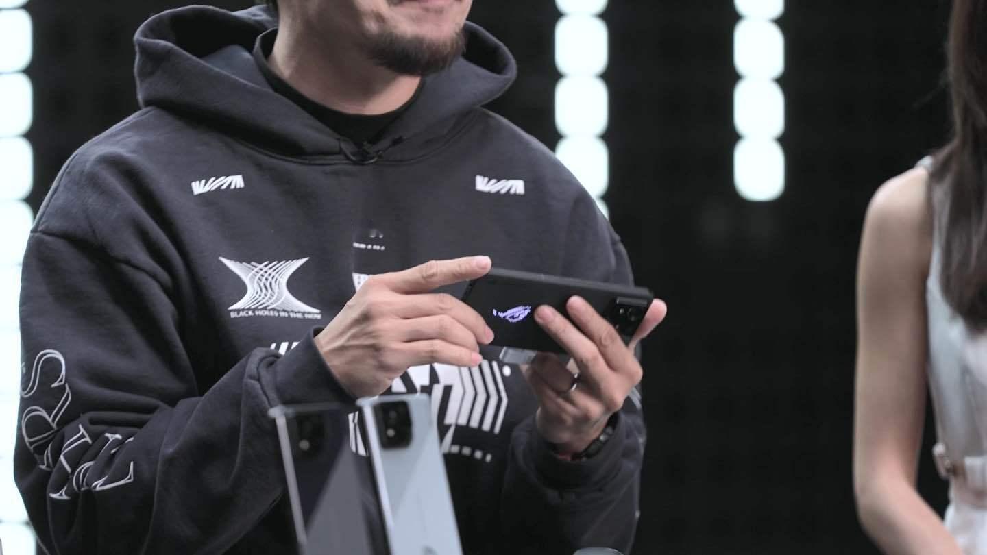 属实是没想到，今晚的ROG8系列会如此离谱，4799的起步，方方面面配置直接拉满