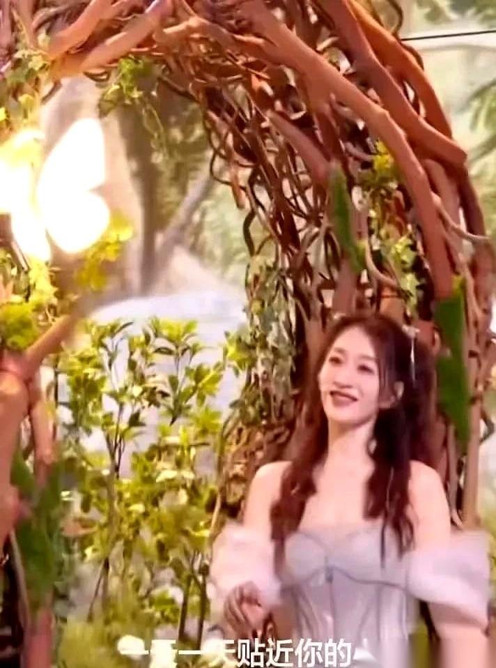 摩天轮上，李小冉的歌声循环亮起。不是天籁，是她在一公舞台上“跑调”的《心愿便利贴