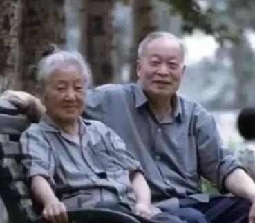 1969年，“两弹一星”钱三强在农村。一天，他田边干活时，看到一个中年女人弯着腰