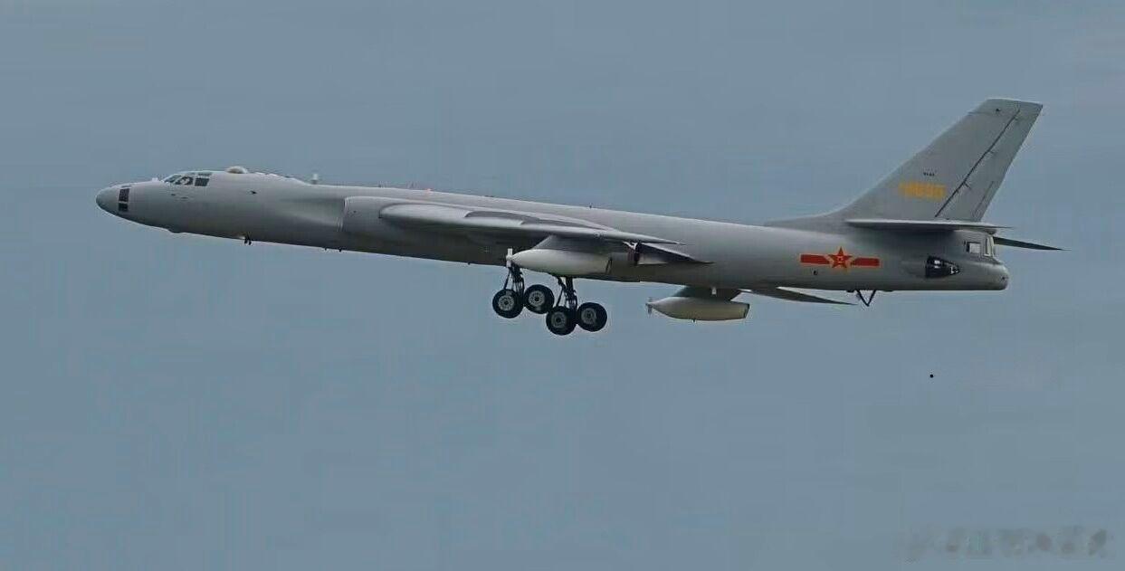 轰-6U飞抵泰国，并非轰炸机，而是加油机，中国首次外派大型加油机2026年8月，