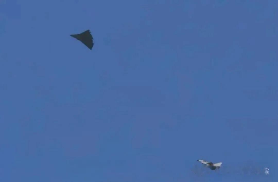 第三架J-36，尾喷口和第二架没变化，看来技术趋于成熟稳定了。
期待早日量产。我