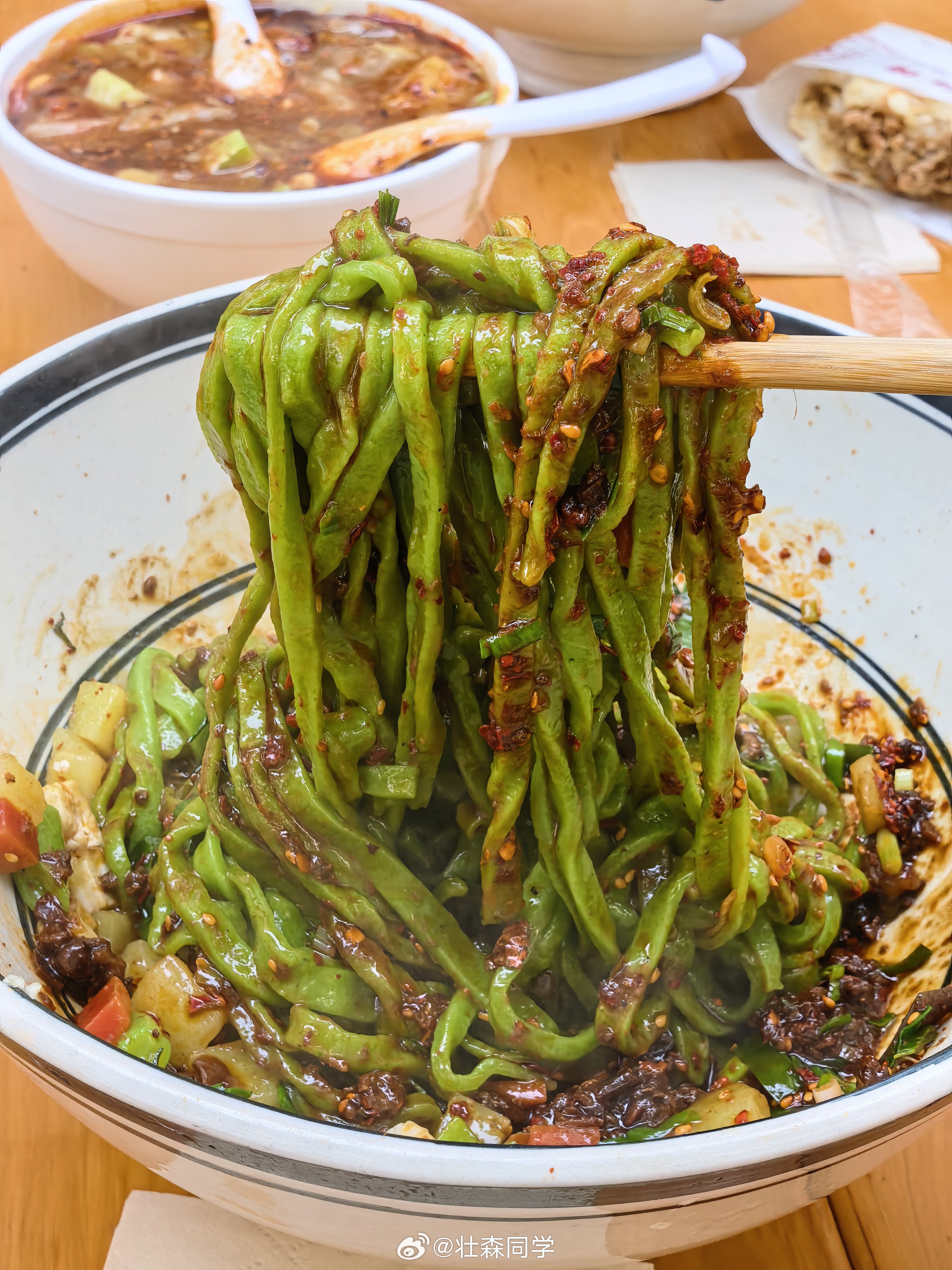 在西安早上干一碗油泼面加半拉肉夹馍是中午都不带饿的[傻眼]香迷糊了 ​​​