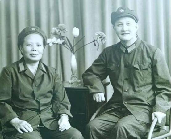 1936年，红四方面军的洪学智爱上了17岁的女兵张文。然而，张文因为洪学智脸上的