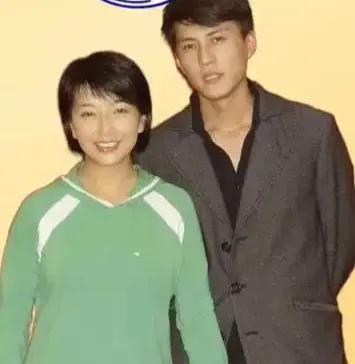 靳东、江珊曾是男女朋友，分手后为啥还愿意合作演唱情歌？演唱时两人心里是什么滋味？