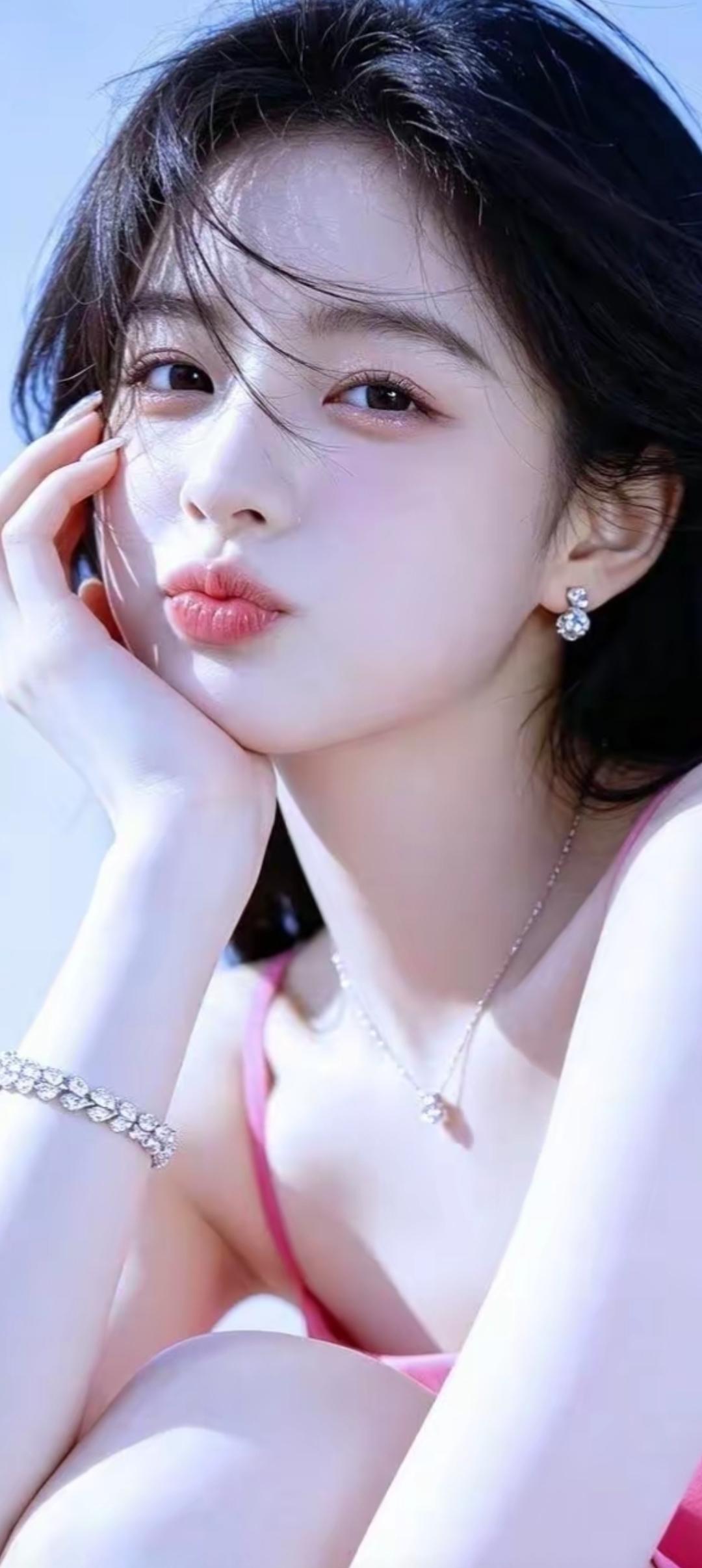甜美少女心爆棚，粉色吊带裙搭配闪亮饰品，元气满满！💖✨