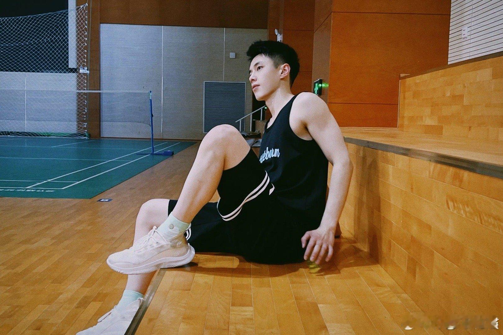 #何与白皮体育生# 何与也是完美诠释了什么叫运动精神！无论是训练还是比赛，他们都