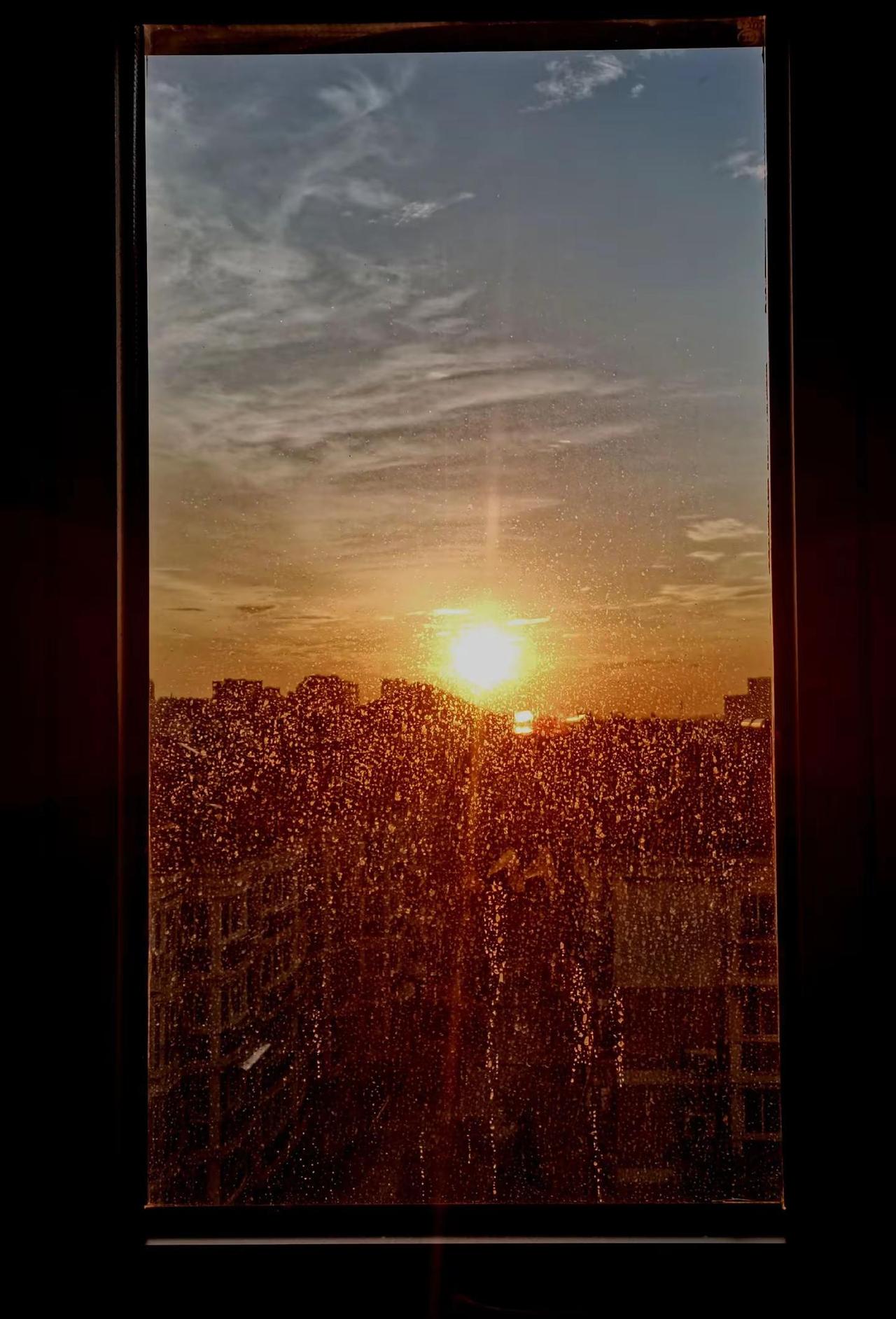 最爱清晨站在窗边俯瞰整片城区，独揽临平清晨独一份的天空盛景。      凌晨五六