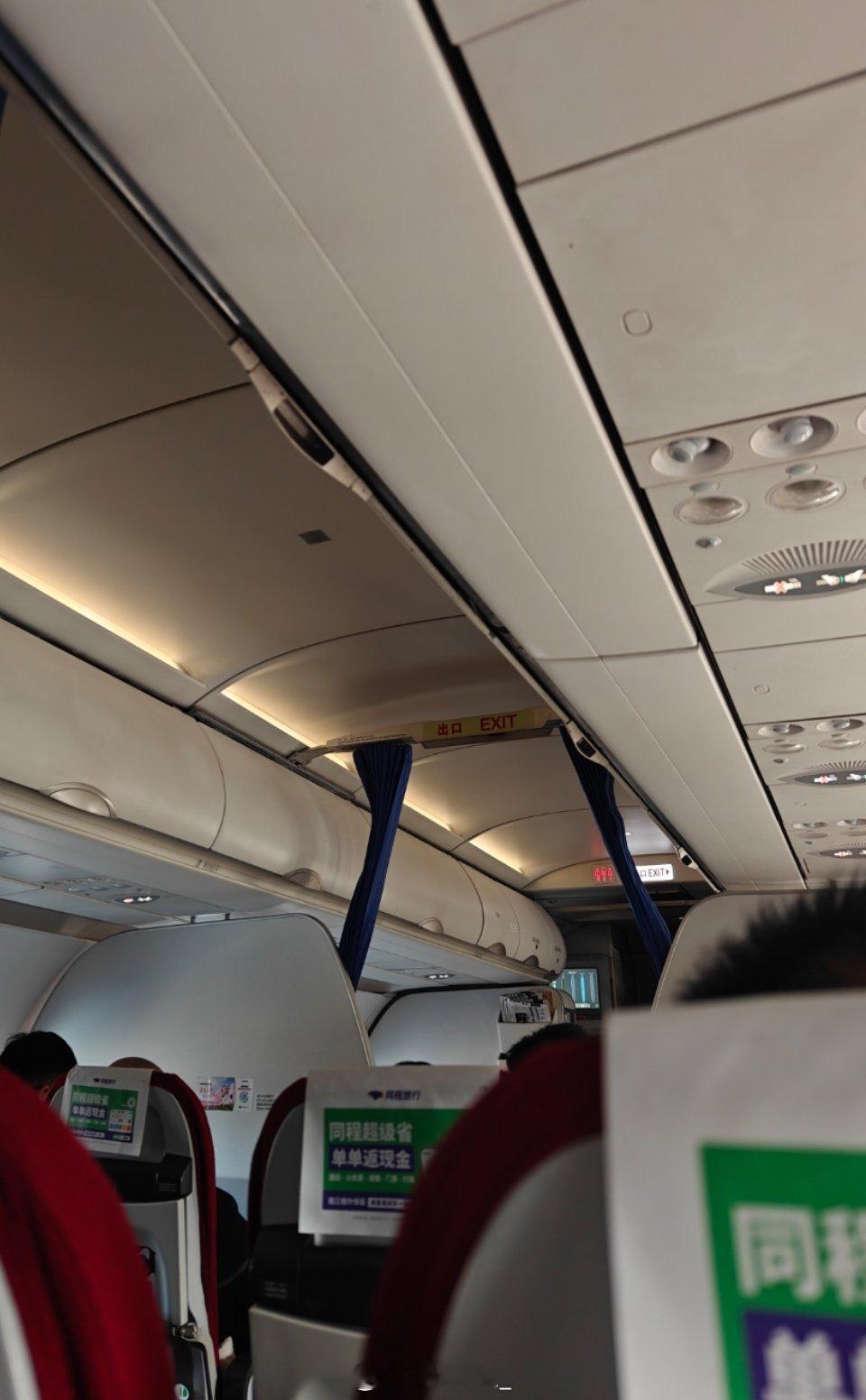 虽然大家都调侃早班机是牛马机，但是一结束登机整个舱内就是格外的舒服和安静，没人任