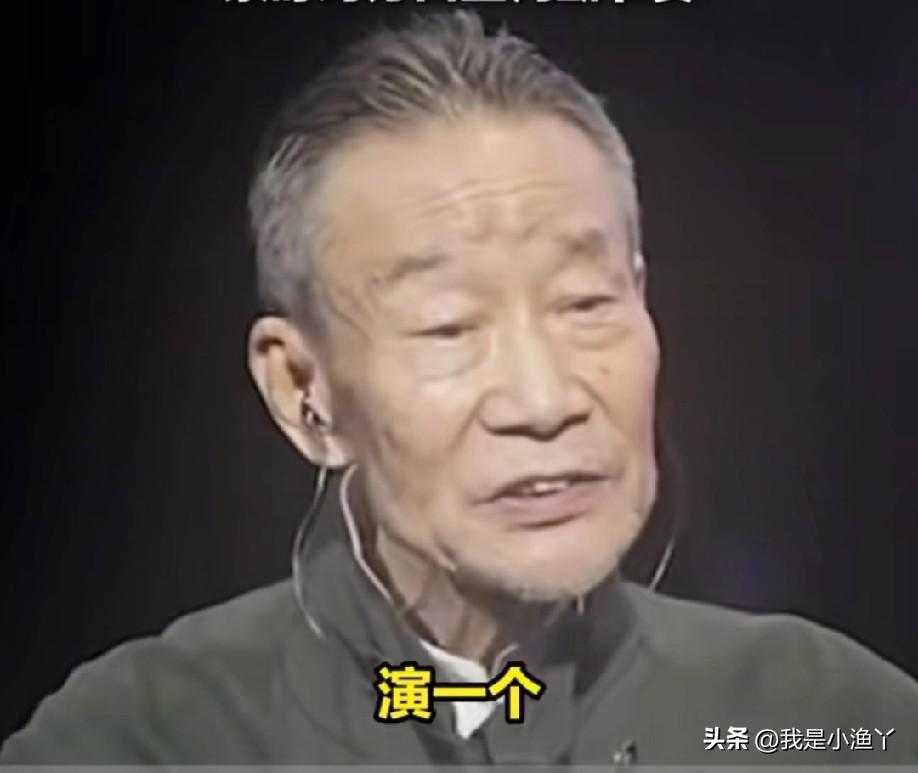 看着真让人心疼！李雪健老师抗癌26年，如今双耳已经失聪，平时跟他人交流，只能靠着