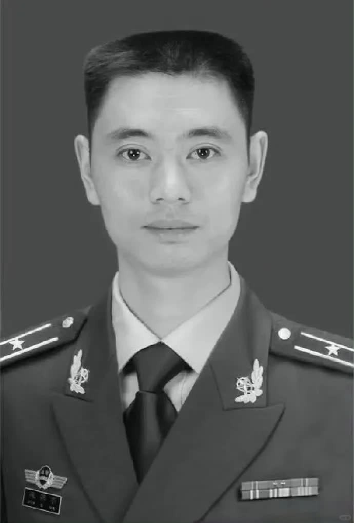 致敬英雄！陈锡华，边防英雄侦查队教导员，勇敢地与逃犯搏斗，坠河献出了宝贵生命。让