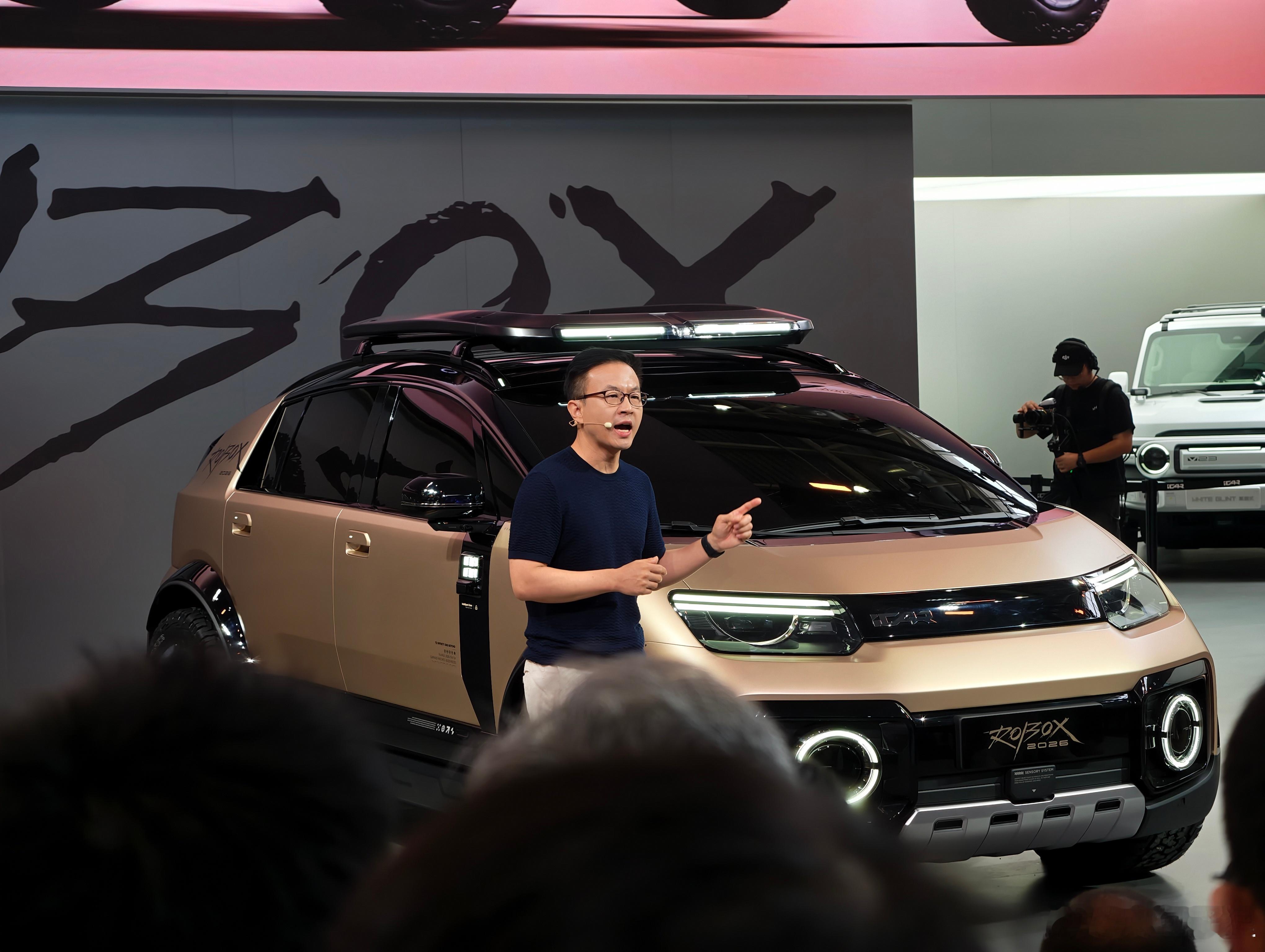 今天在车展奇瑞展台拍QQ3的时候，因为实在是风采找人，探展还没拍，就被人家官摄抓