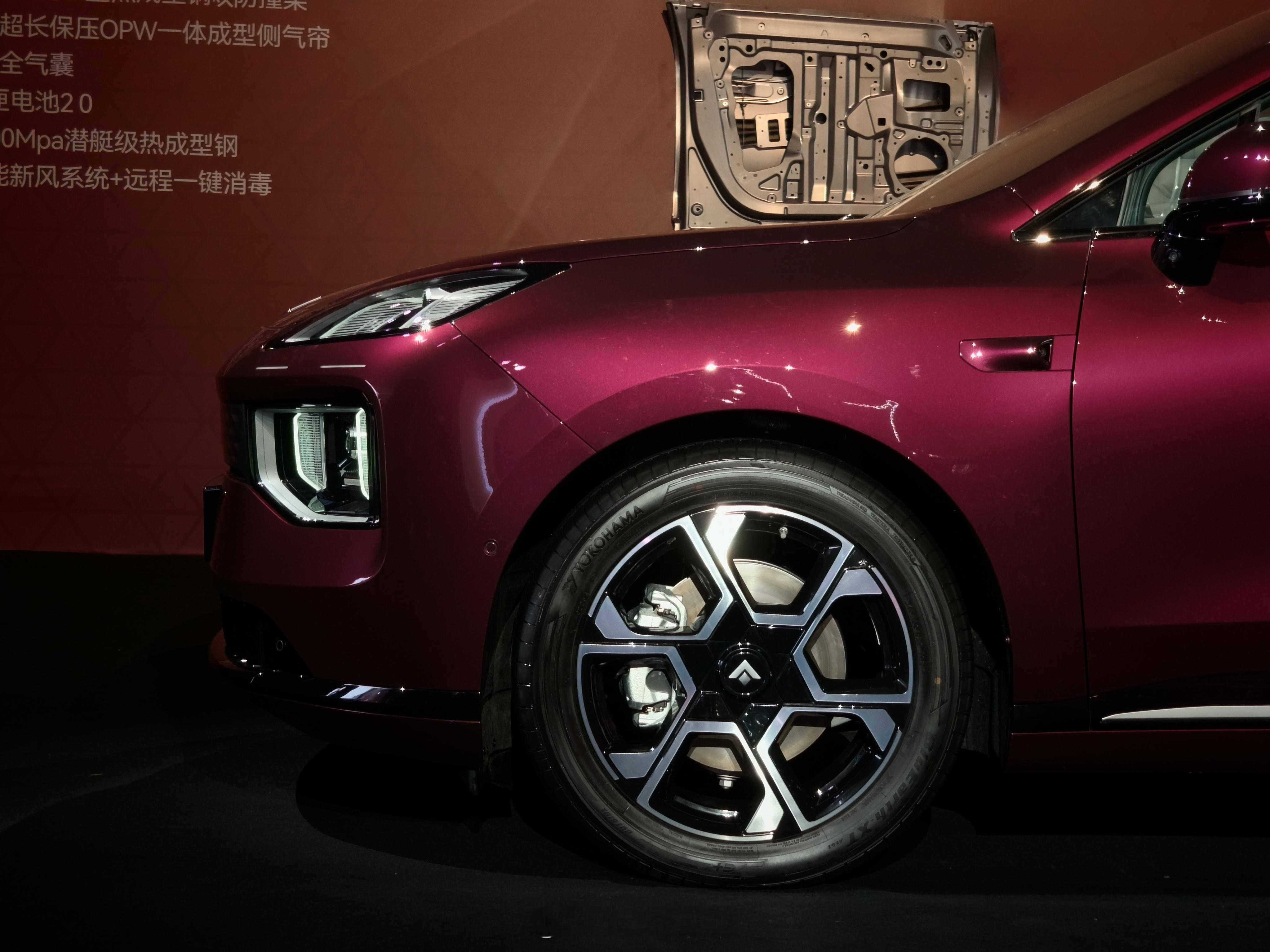 昊铂 S600 主打运动，找来欧文做运动代言有点意外。不过回到智驾本身，这是昊铂