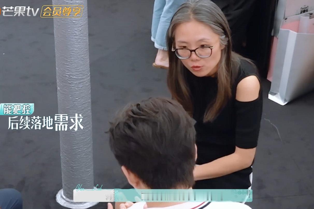 李佳琦的事业粉又幸福了做李佳琦的事业粉也太爽了吧！店铺营业冲刺阶段，他连细节都抠