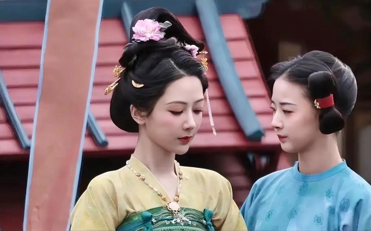 在热播的电视剧《国色芳华》中，有一幕令人印象深刻：杨紫饰演的何惟芳，在李现饰演的