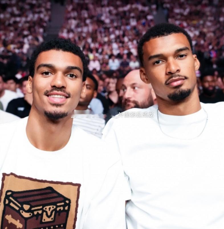今晨，UFC格斗之夜巴黎站比赛打响。NBA马刺队球星文班亚马和弟弟奥斯卡来到现场